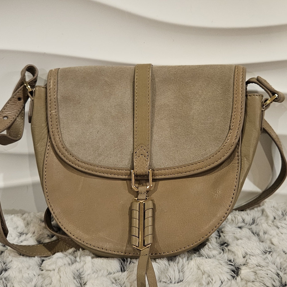 Elegant Tan Leather Crossbody Bag